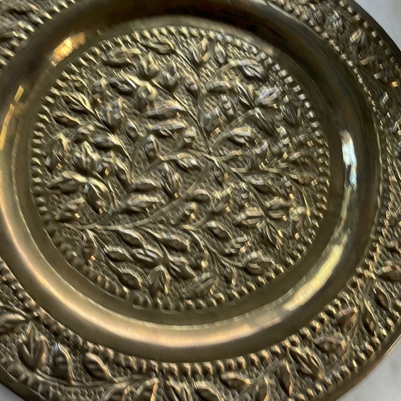 VINTAGE Large metal brass plates floral botanical gold set of two - Picture 6 of 8